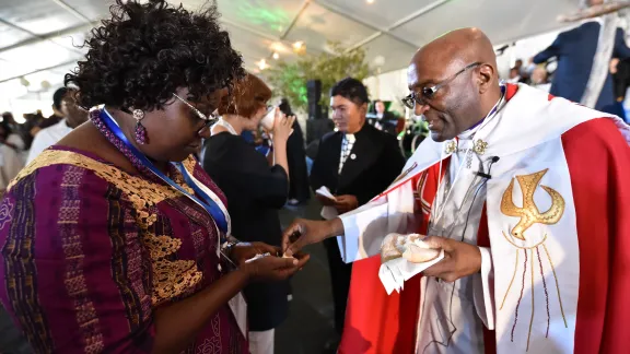 Bishop Ernst Gamxamub from the Evangelical Lutheran Church in the Republic of Namibia distributes bread during Holy Communion at the opening worship of the Lutheran World Federation's Twelfth Assembly. Windhoek, NamibiaMay 2017. Photo: LWF/Albin Hillert