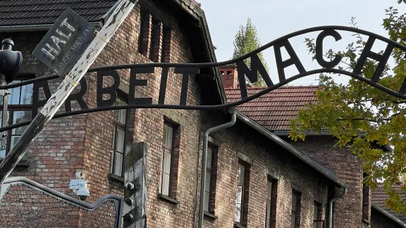 Der Eingang zum ehemaligen Konzentrationslager Auschwitz-Birkenau. Foto: LWB/A. Danielsson