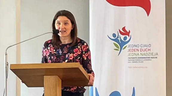 Anna Wrzesińska, Chairperson of the Local Assembly Planning Committee (LAPC), speaks to the synod of the Evangelical Church of the Augsburg Confession in Poland (ECACP). Photo: Agnieszka Godfrejów-Tarnogórska