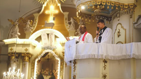 Former LWF General Secretary Rev. Dr. Ishmael Noko (left) preaching at the Lutheran church in Bystřice, Czech Republic. Photo: LWF/Marie Renaux